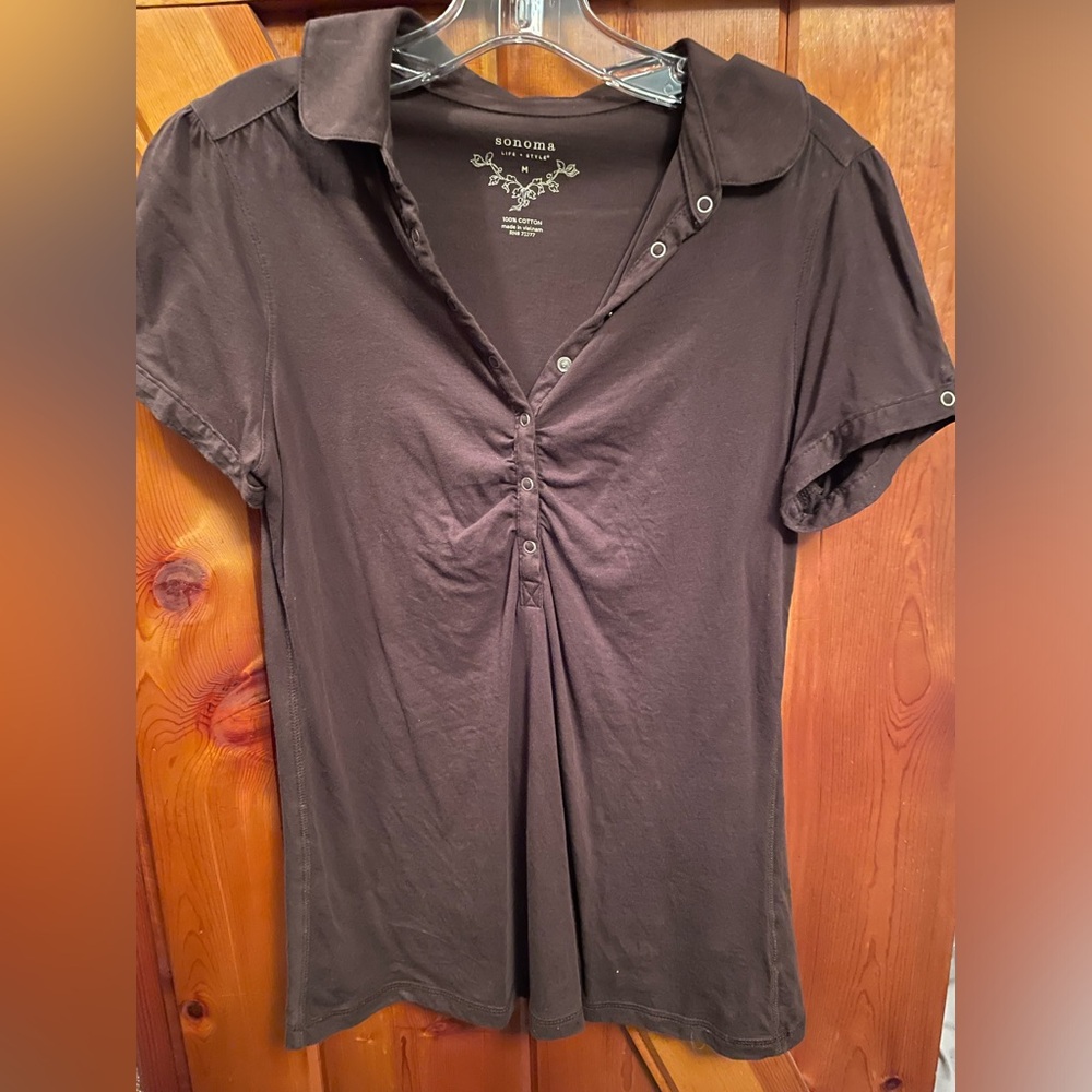 Sonoma women’s button short sleeve top. Grey. Medium. Good condition.
